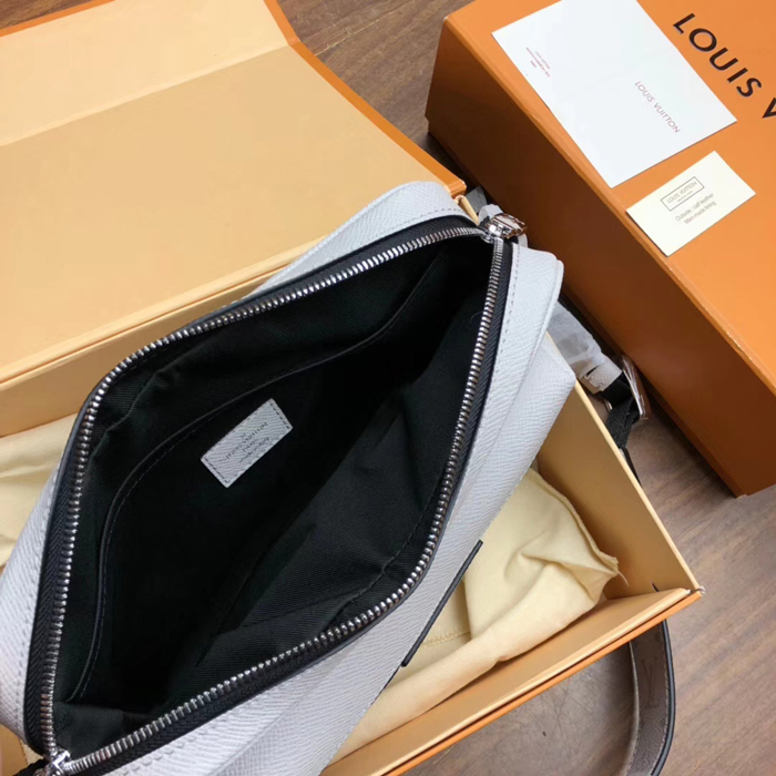 Сумка Louis Vuitton Outdoor Messenger M30243 Taiga Leather Silver "White" фото № 9