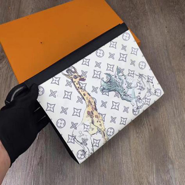 Клатч Louis Vuitton M66929 Pochette Voyage MM Monogram Canvas "White" фото № 4