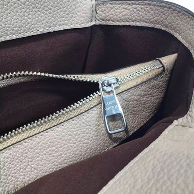 Сумка Louis Vuitton M41791 Sevres Shoulder Bag Mahina Leather "Beige" фото № 9