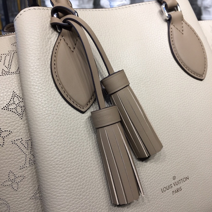 Сумка Louis Vuitton M55031 Haumea Mahina Leather Galet "Beige" фото № 6