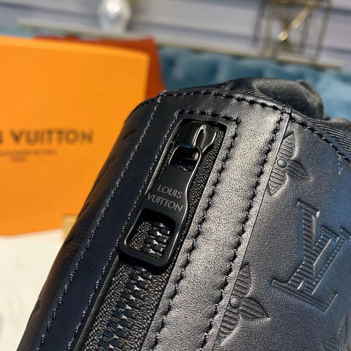 Сумка Louis Vuitton Chalk Sling Bag M44633 Monogram Shadow Leather "Black" фото № 6