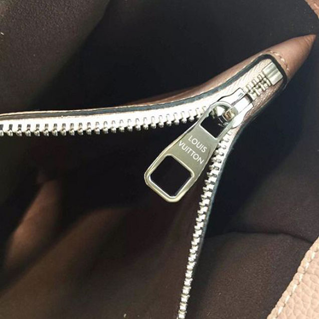 Сумка Louis Vuitton M41789 Sevres Shoulder Bag Mahina Leather "Pink" фото № 10