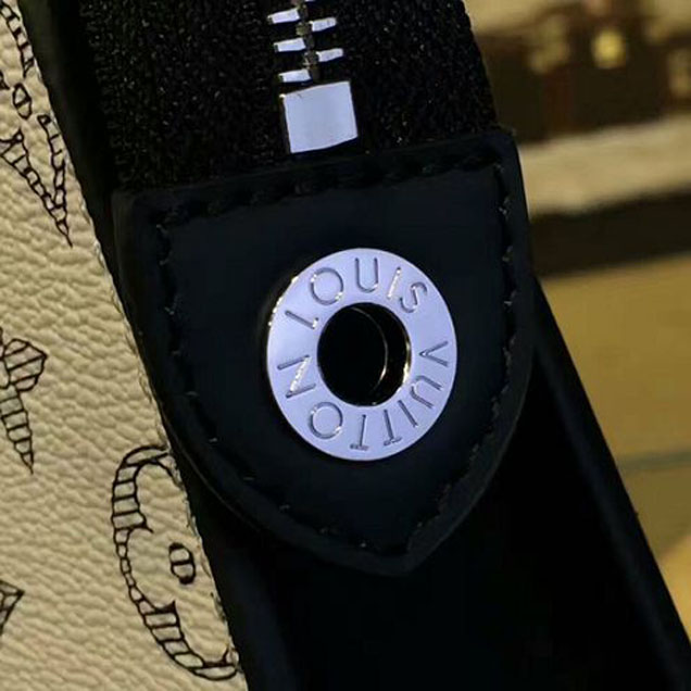 Клатч Louis Vuitton M66649 Pochette Voyage GM Monogram Coated Canvas "White" фото № 8