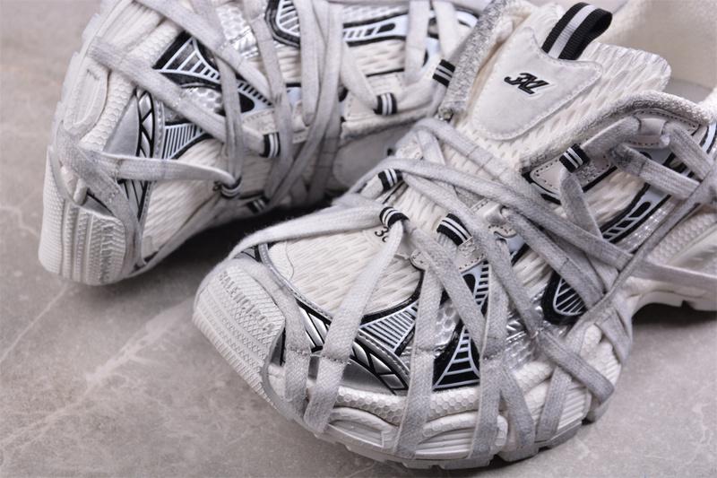 Balenciaga 3XL Extreme Lace Sneaker "Worn-Out/White" фото № 3