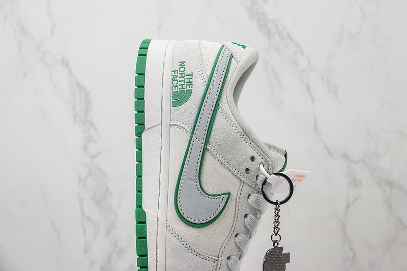 The North Face x Nike Dunk Low "Silver Grey/Emerald Green" фото № 3