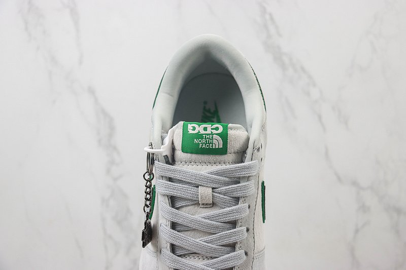 The North Face x Nike Dunk Low "Silver Grey/Emerald Green" фото № 5