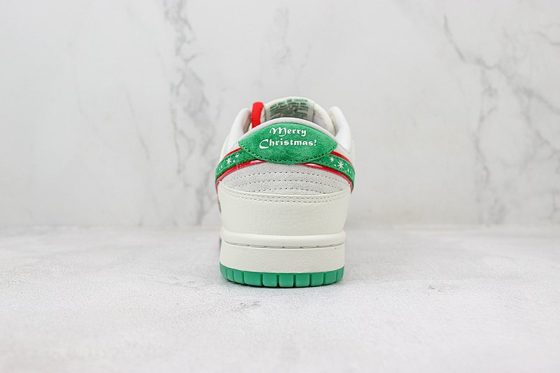 Undefeated x Nike Dunk Low "Christmas" фото № 9