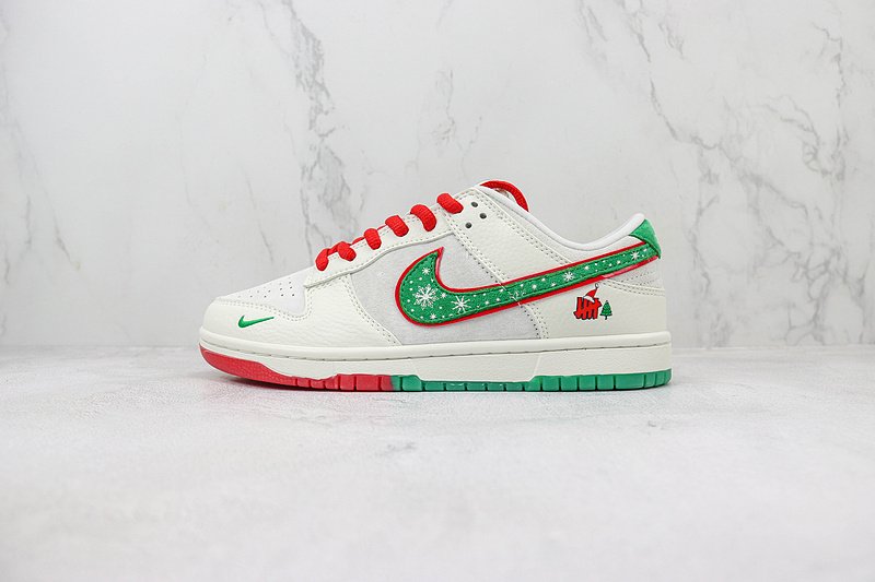 Undefeated x Nike Dunk Low "Christmas" фото № 2