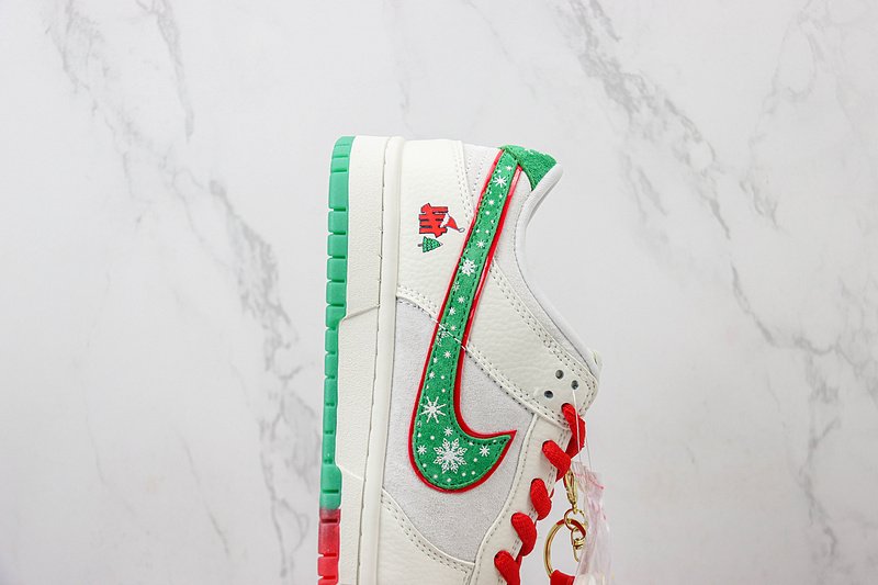Undefeated x Nike Dunk Low "Christmas" фото № 3