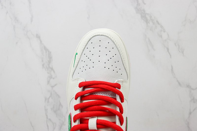 Undefeated x Nike Dunk Low "Christmas" фото № 4