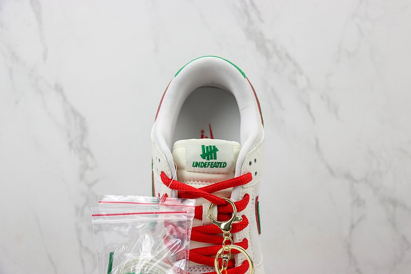Undefeated x Nike Dunk Low "Christmas" фото № 5
