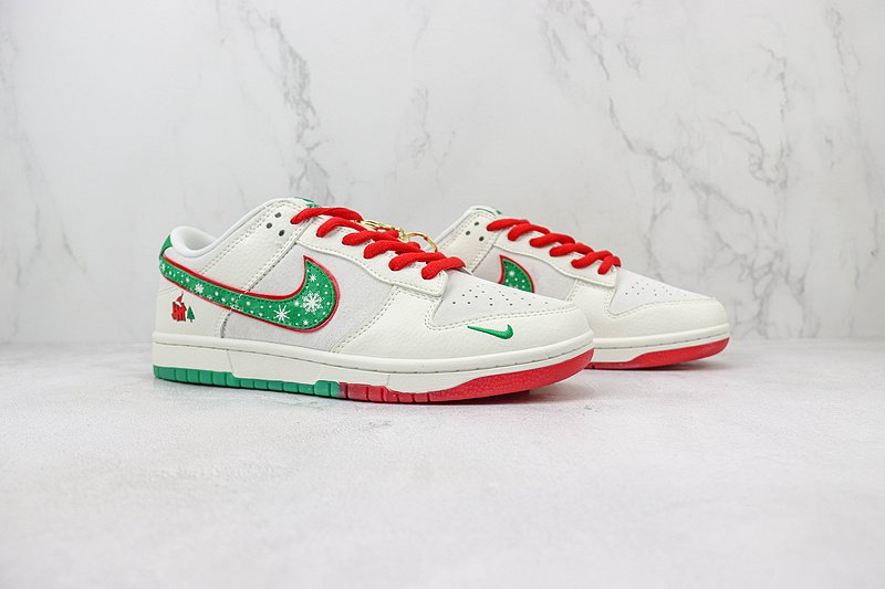 Undefeated x Nike Dunk Low "Christmas" фото № 6