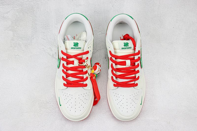 Undefeated x Nike Dunk Low "Christmas" фото № 7
