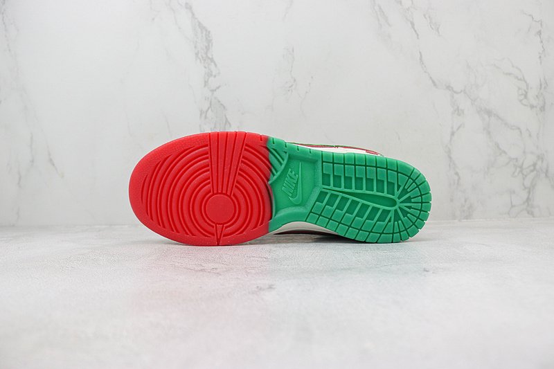 Undefeated x Nike Dunk Low "Christmas" фото № 8