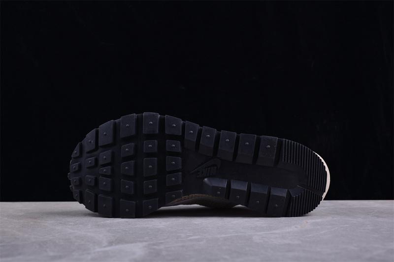 Nike Sacai x VaporWaffle "Milk Tea" фото № 4