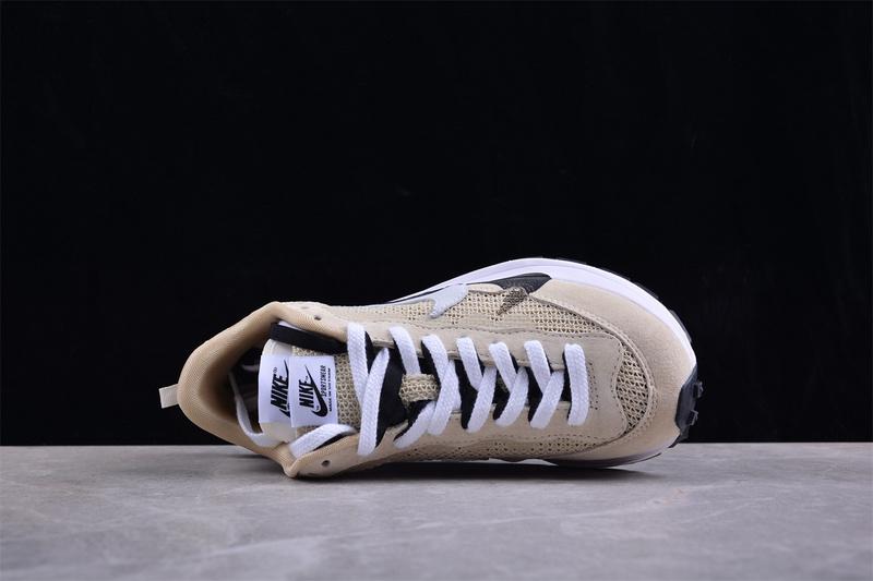 Nike Sacai x VaporWaffle "Milk Tea" фото № 3