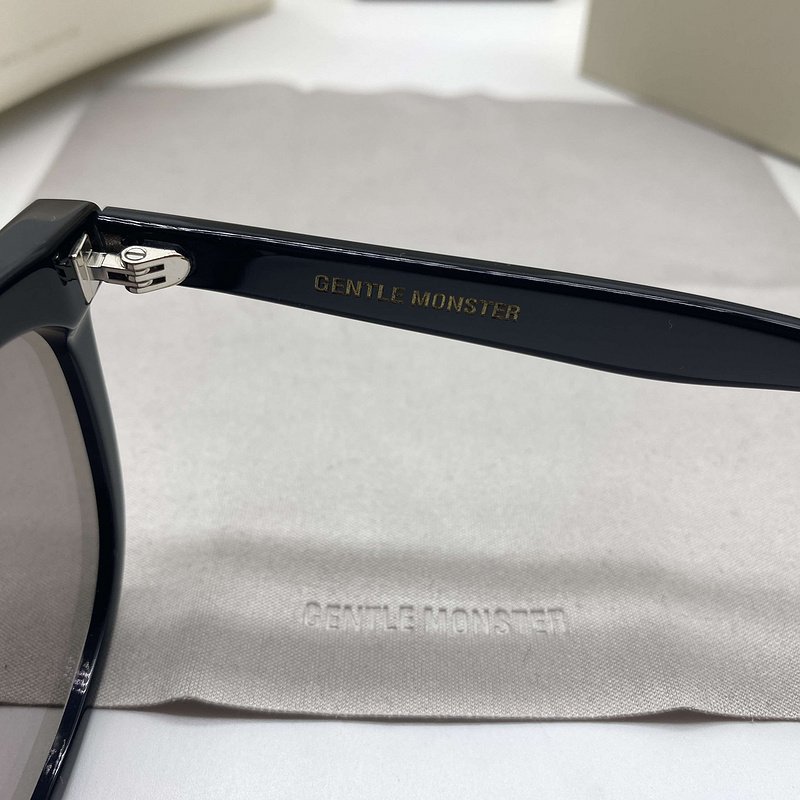 Солнцезащитные очки Gentle Monster Temples Decorated By Two Ovals And Dots "Black" фото № 4