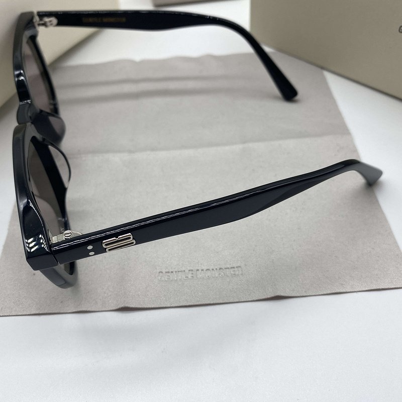 Солнцезащитные очки Gentle Monster Temples Decorated By Two Ovals And Dots "Black" фото № 5