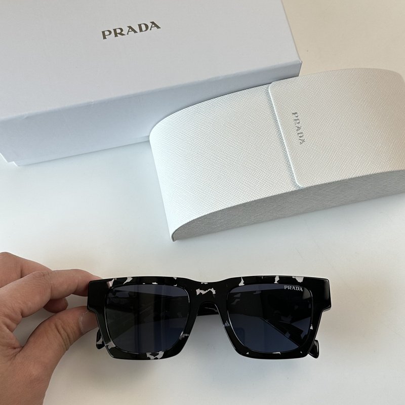 Солнцезащитные очки Prada White Inscription On Side "Black/White" фото № 2