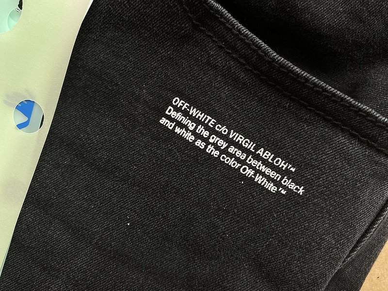 Джинсы Off White With A White Inscription From The Designer "Black" фото № 4