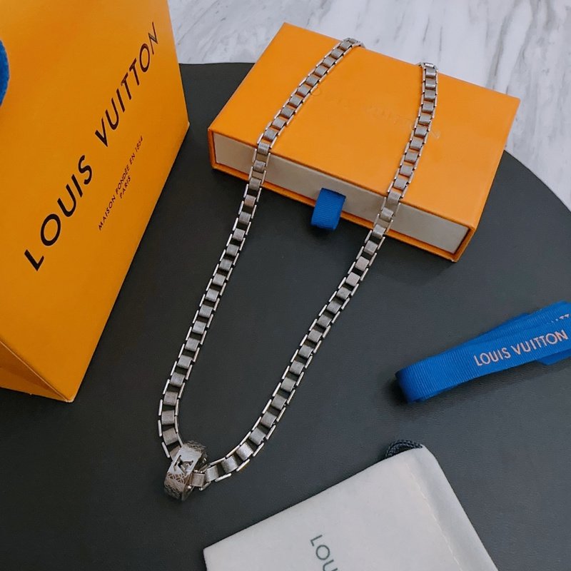 Подвеска Louis Vuitton Decorated Symbols And Logo - Ring "Silver" фото № 3