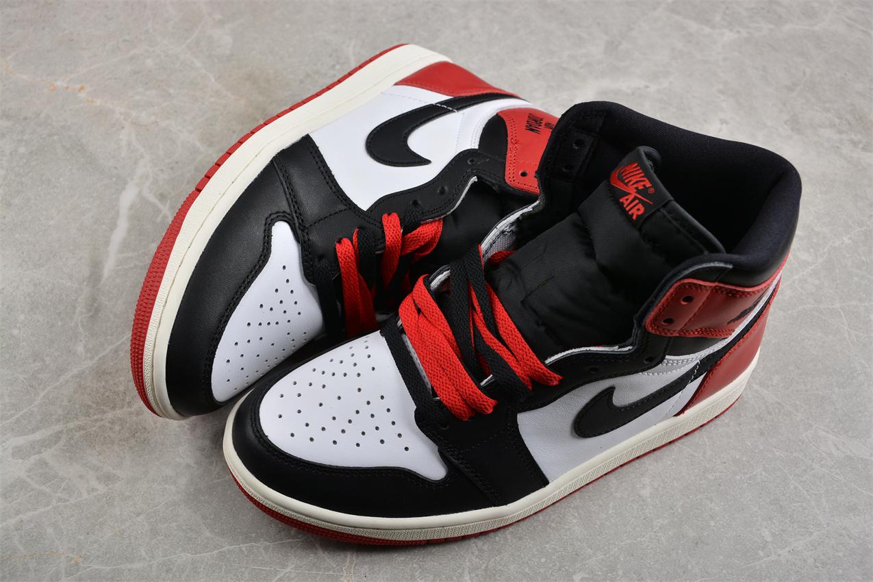 Air Jordan 1 High OG "Black Toe" фото № 3