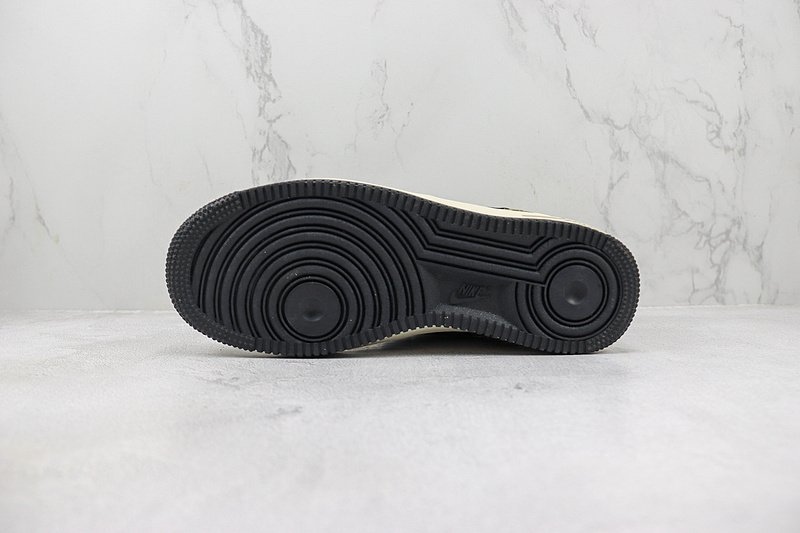 Undefeated x Nike Air Force 1 Low "Brown Snake" фото № 8