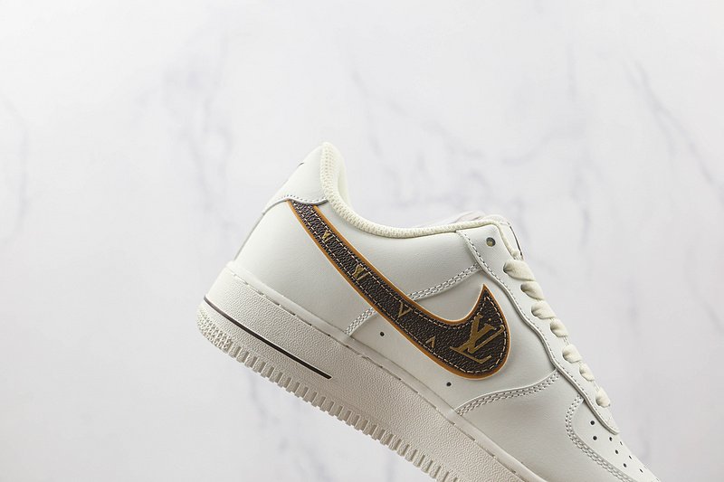 Louis Vuitton x Nike Air Force 1 Low "Beige/Brown/Gold Swoosh" фото № 3