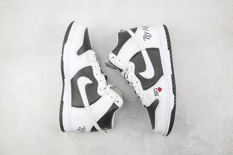 Supreme x Nike SB Dunk High "By Any Means/Black" фото № 6