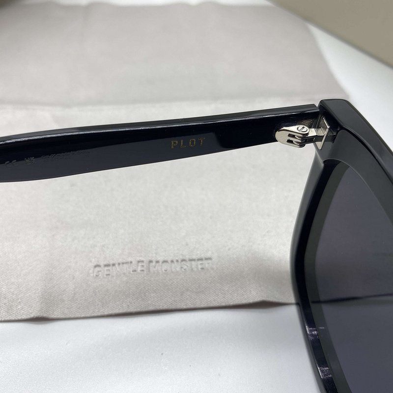 Солнцезащитные очки Gentle Monster Cat Eye Shaped And Temples Decorated By Symbols "Black" фото № 2
