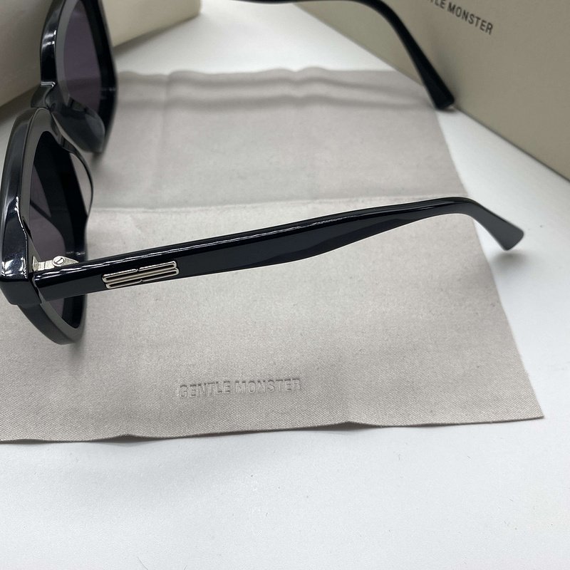 Солнцезащитные очки Gentle Monster Cat Eye Shaped And Temples Decorated By Symbols "Black" фото № 4