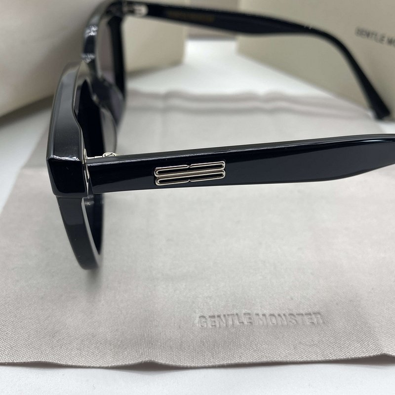 Солнцезащитные очки Gentle Monster Cat Eye Shaped And Temples Decorated By Symbols "Black" фото № 5