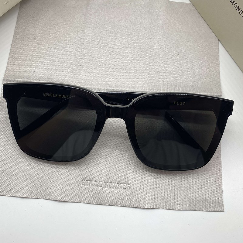 Солнцезащитные очки Gentle Monster Cat Eye Shaped And Temples Decorated By Symbols "Black" фото № 6