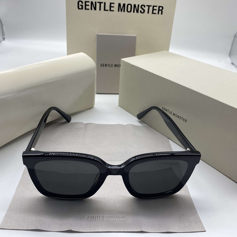 Солнцезащитные очки Gentle Monster Cat Eye Shaped And Temples Decorated By Symbols "Black" фото № 8