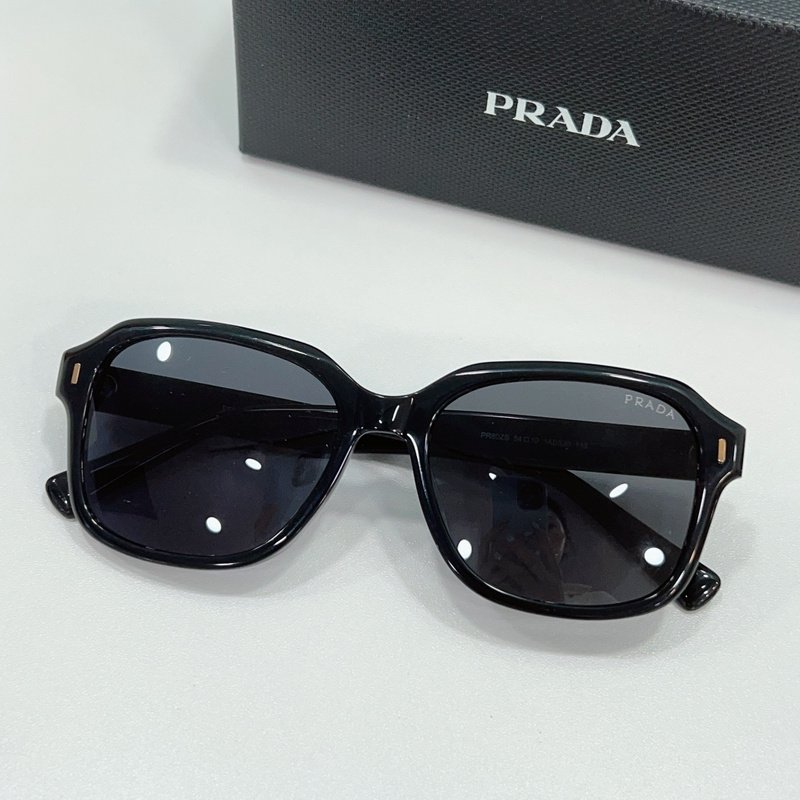 Солнцезащитные очки Prada Frame With Small Stripe And Inscription "Black" фото № 2