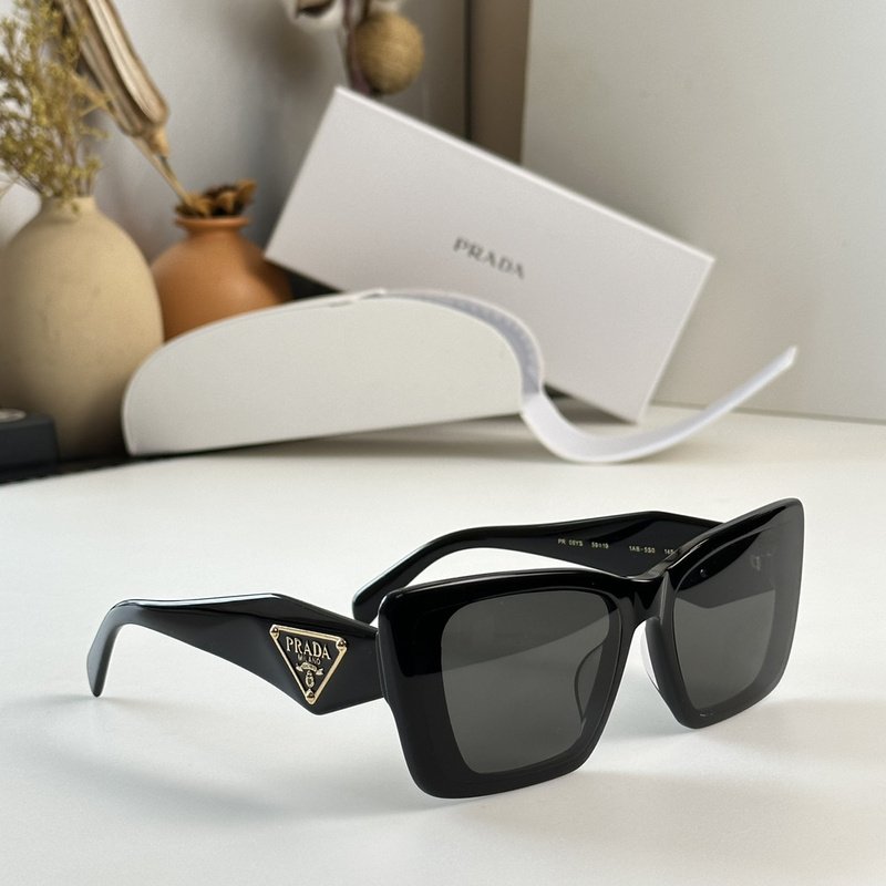 Солнцезащитные очки Prada Wide Frame WIth Triangle And Logo "Black" фото № 2
