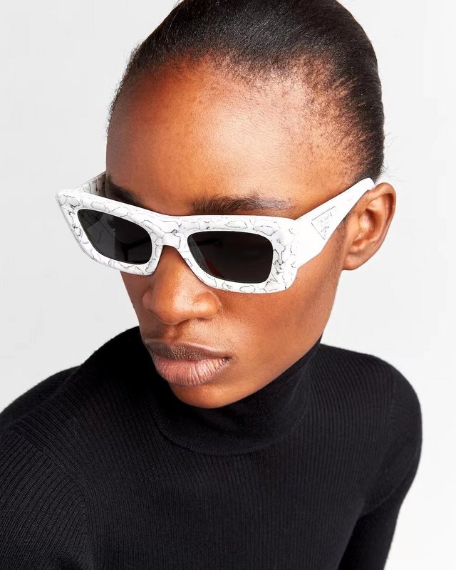 Солнцезащитные очки Prada Wide Temples With Big Logo "White" фото № 4