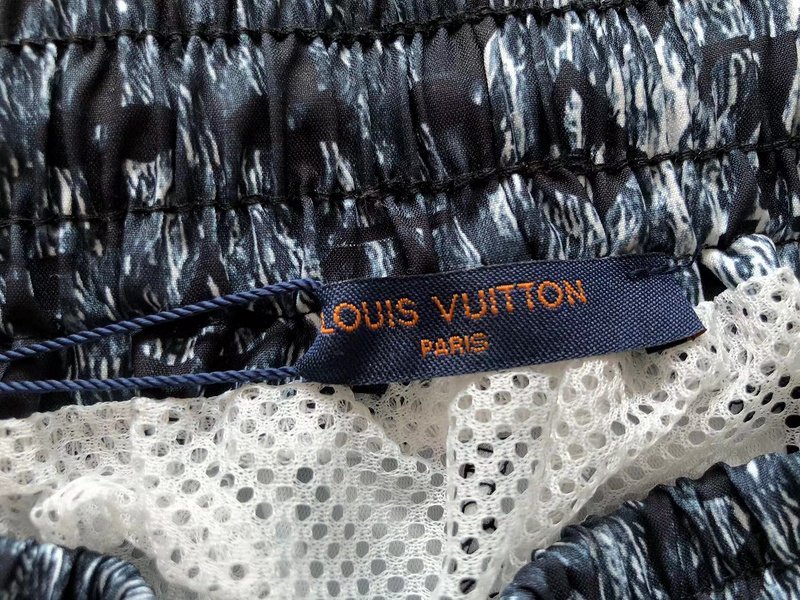 Шорты Louis Vuitton Monochrome With Repeating Logo Symbols "Black" фото № 4