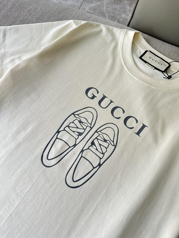 Футболка Gucci Shoes And Logo Print "Cream" фото № 2