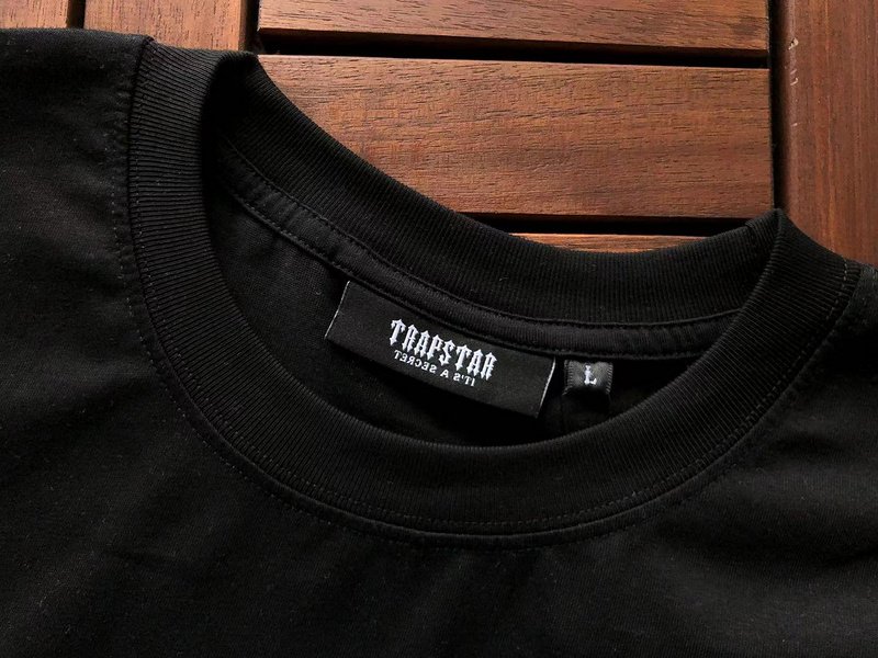 Футболка Trapstar Logo With Shadow Divided Into Three Parts "Black" фото № 2