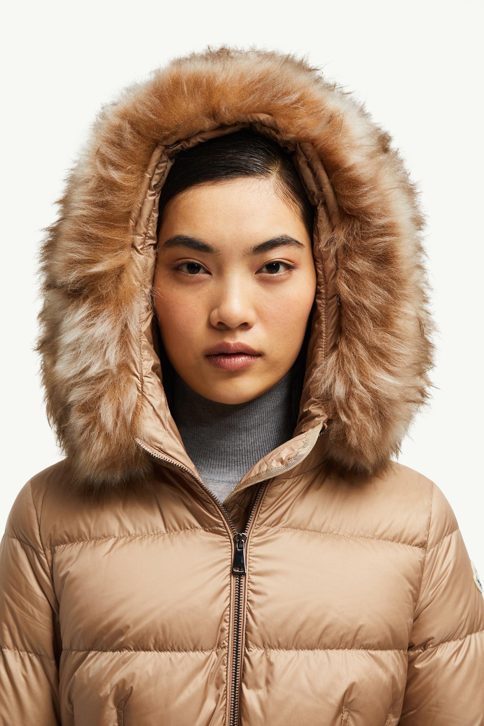 Удлиненный пуховик Moncler Boedic Hooded Shearling-Trimmed "Camel Beige" фото № 7