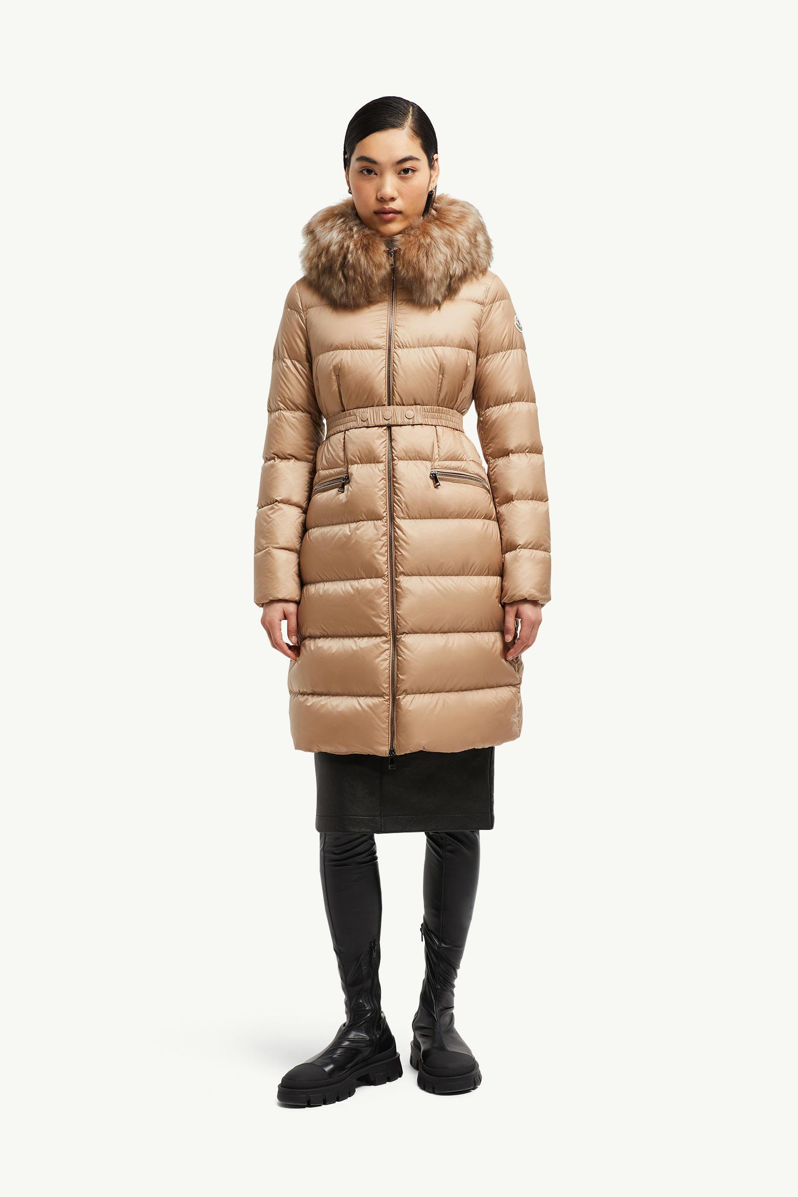 Удлиненный пуховик Moncler Boedic Hooded Shearling-Trimmed "Camel Beige" фото № 6