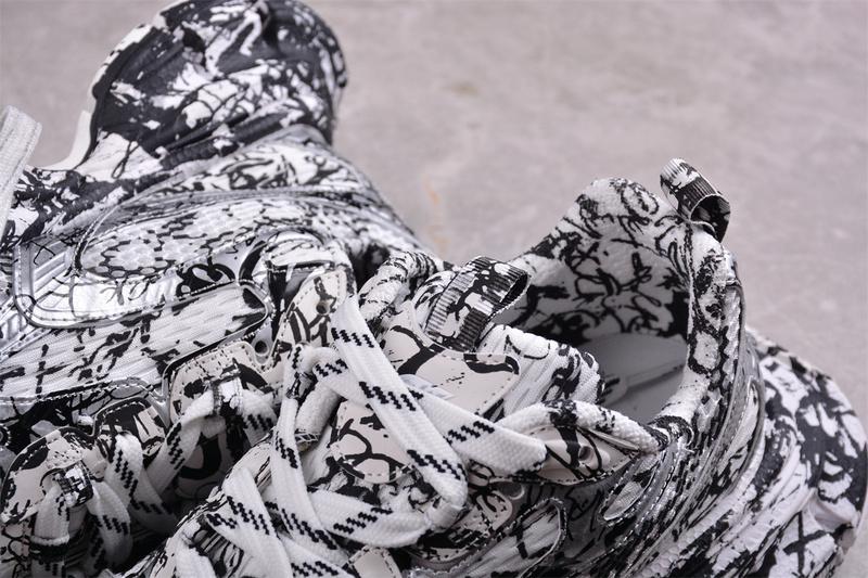 Balenciaga 3XL Sneaker "Worn-Out/White/Black Graffiti" фото № 7