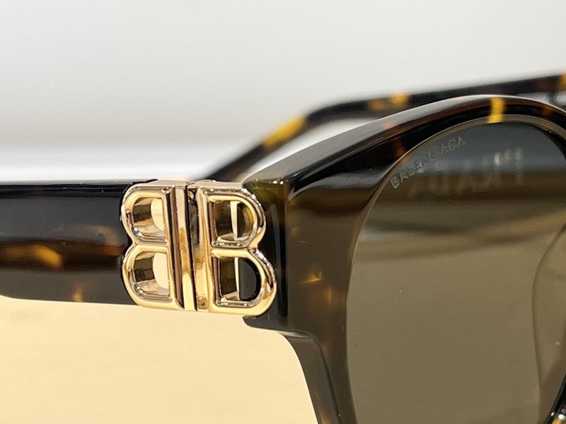 Солнцезащитные очки Balenciaga Temples Decorated By Gold Letters "Black/Brown" фото № 3