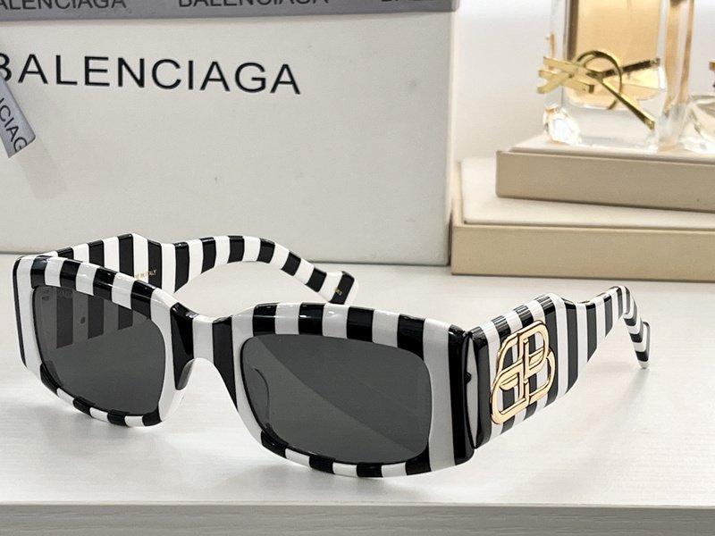 Солнцезащитные очки Balenciaga Big Logo On Temples "Black/White" фото № 2