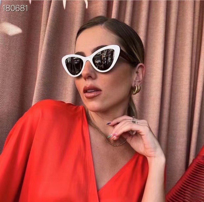 Солнцезащитные очки Prada Triangle Form Frame With Logo Inscription "White" фото № 4