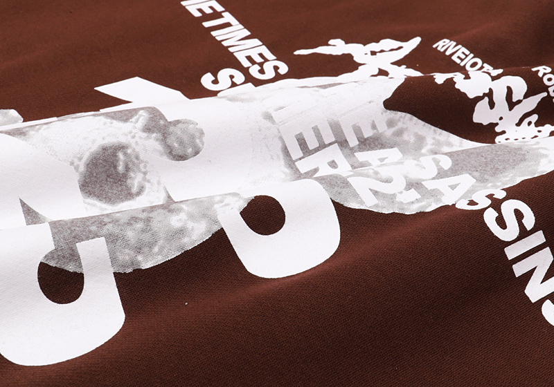 Лонгслив Rrr123 A Plush Toy Behind The Text "Brown" фото № 5