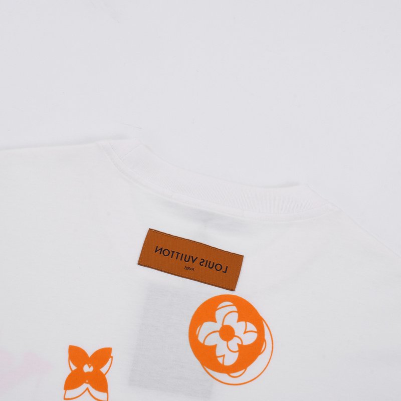 Футболка Louis Vuitton With An Orange Logo With People Hanging From It "White" фото № 2