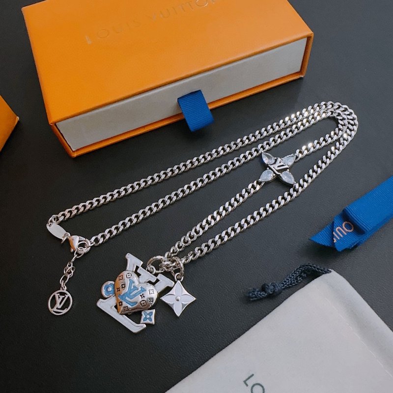 Подвеска Louis Vuitton Figure With Logo - Flower And Heart "Silver" фото № 5