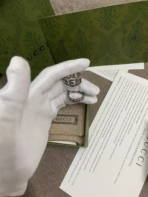 Кольцо Gucci Wide And Carved Symbols Decorated "Silver" фото № 5